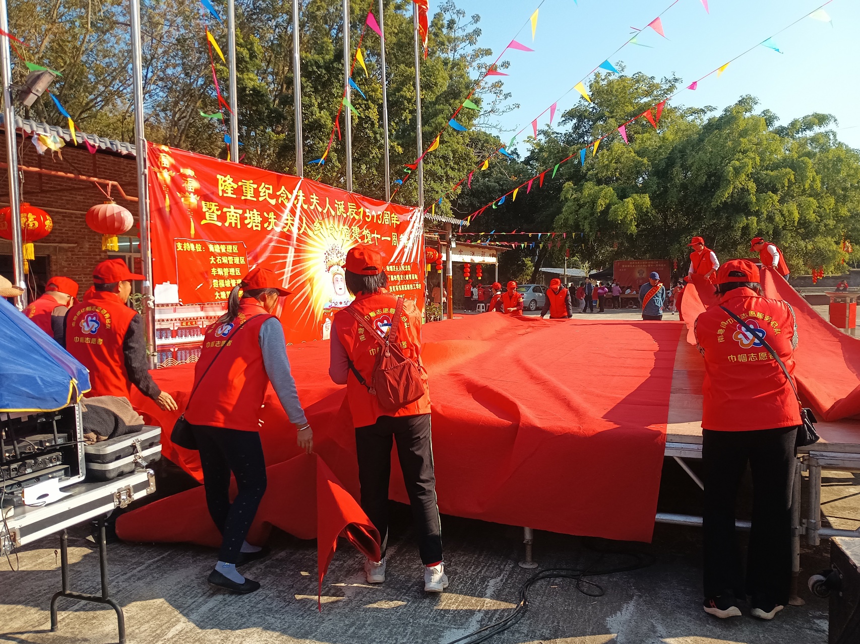 巾帼绽芳华 志愿践初心  —南塘镇巾帼志愿服务总队助力冼夫人纪念馆11周年庆典-8.jpg