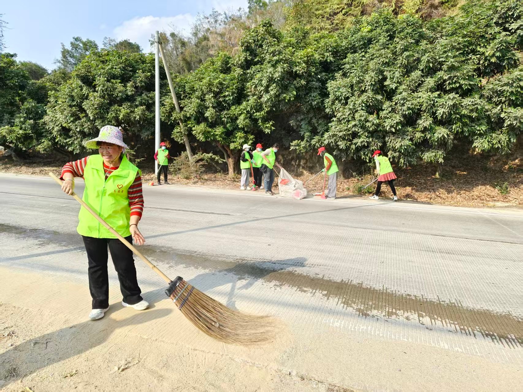 巾帼添彩换新颜 志愿护航幸福路——高州市平山镇巾帼志愿队助力乡村创卫提质-2.jpg