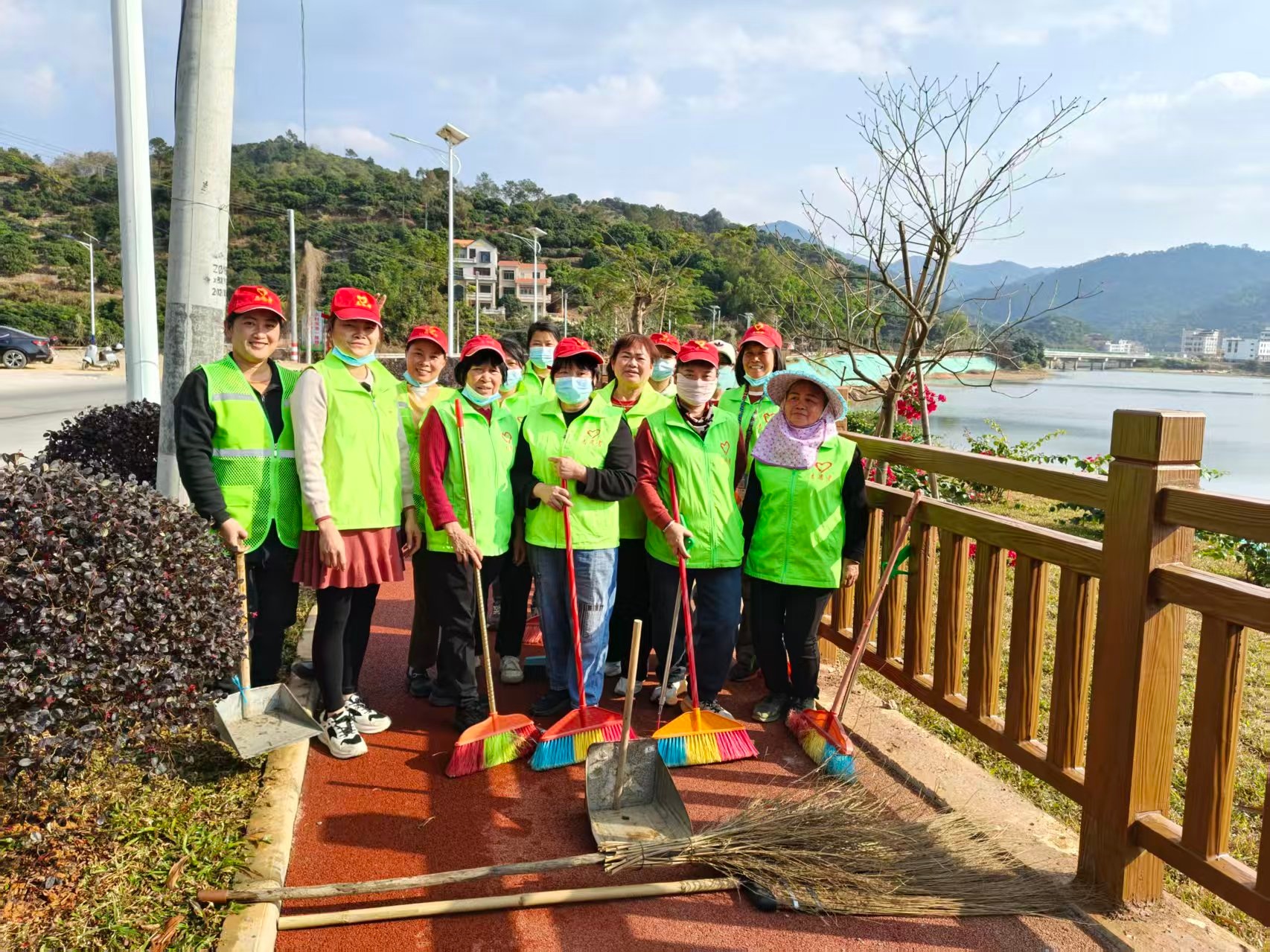 巾帼添彩换新颜 志愿护航幸福路——高州市平山镇巾帼志愿队助力乡村创卫提质-7.jpg