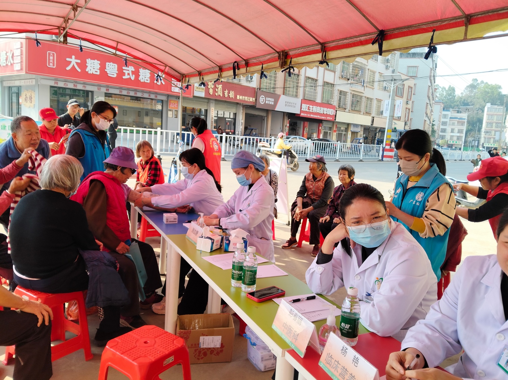 医疗下乡暖民心 志愿同行助振兴 ——南塘镇便民服务活动圆满举办-4.jpg