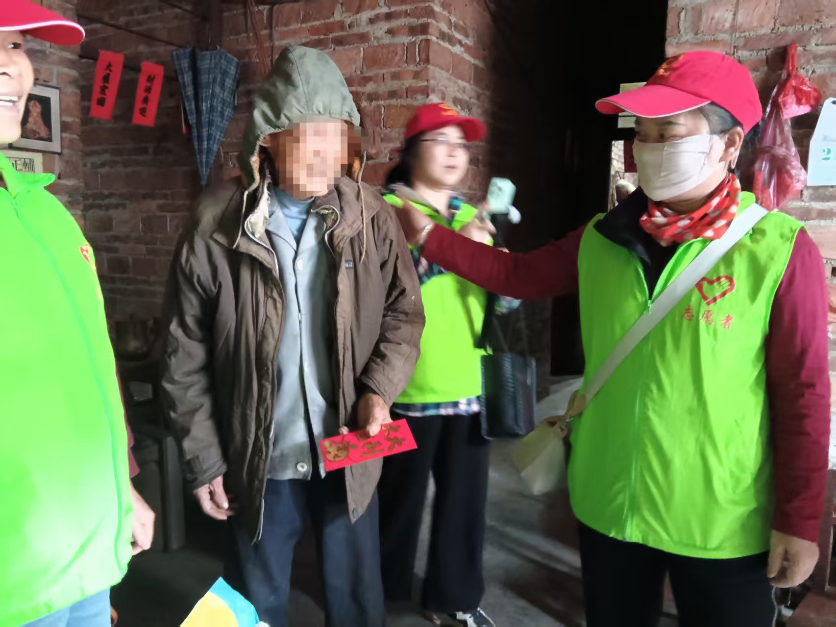 高州市平山镇巾帼志愿队开展“暖冬助老，佳节敬老”慰问活动-6.jpg