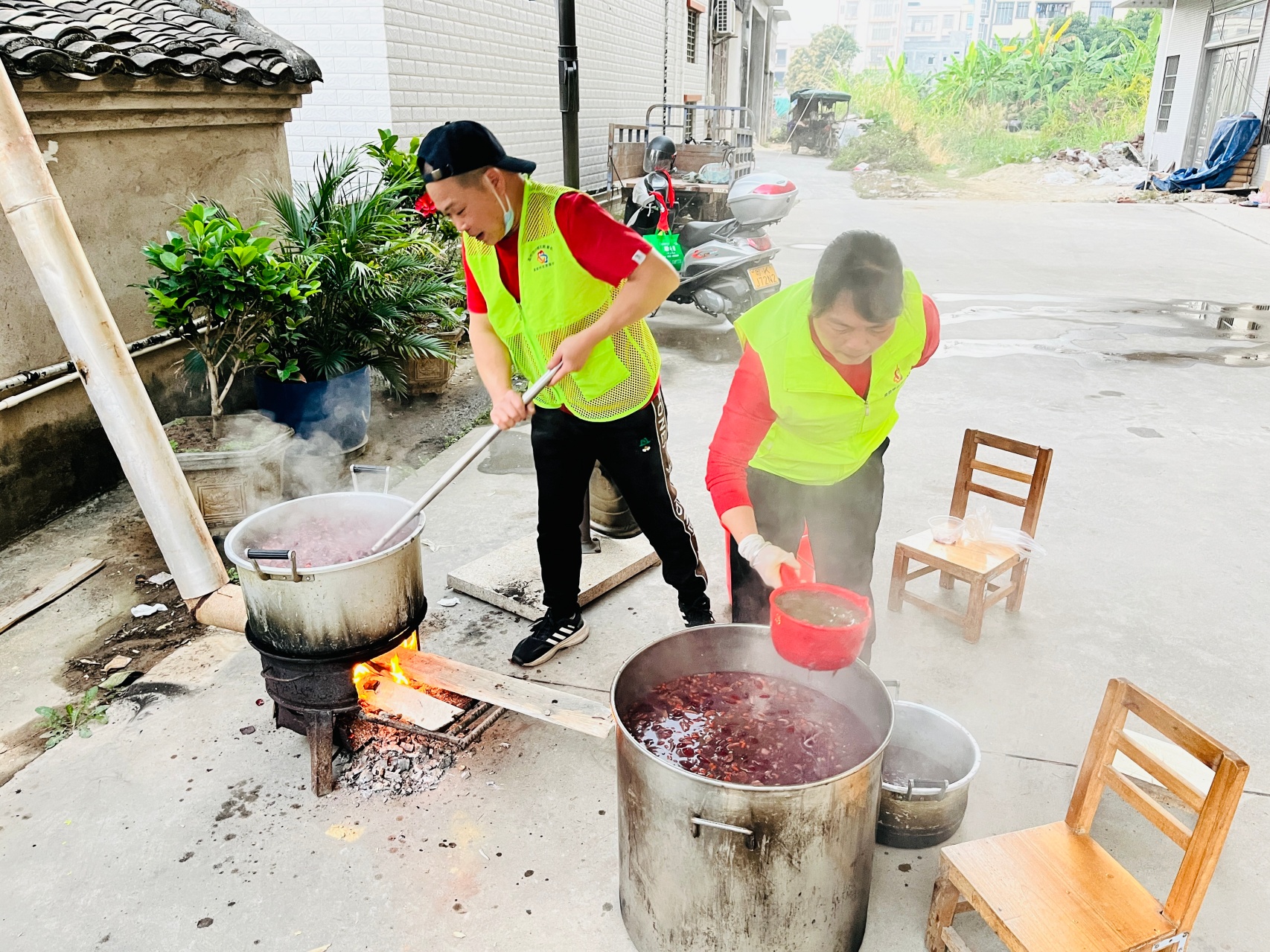 情暖腊八 粥香谢村——高州市巾帼志愿者凌晨熬粥，暖了谢村百家门-4.jpg