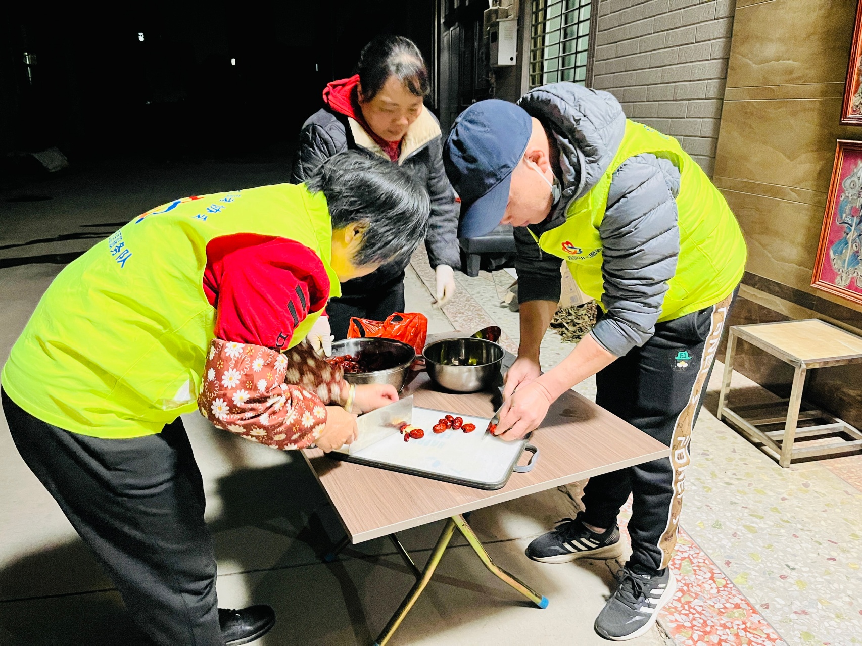 情暖腊八 粥香谢村——高州市巾帼志愿者凌晨熬粥，暖了谢村百家门-2.jpg