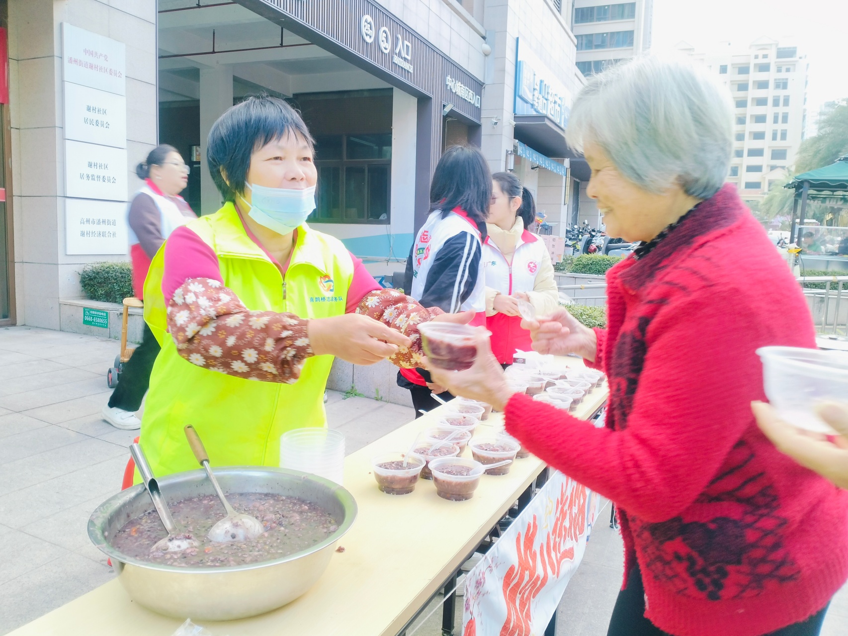 情暖腊八 粥香谢村——高州市巾帼志愿者凌晨熬粥，暖了谢村百家门-8.jpg