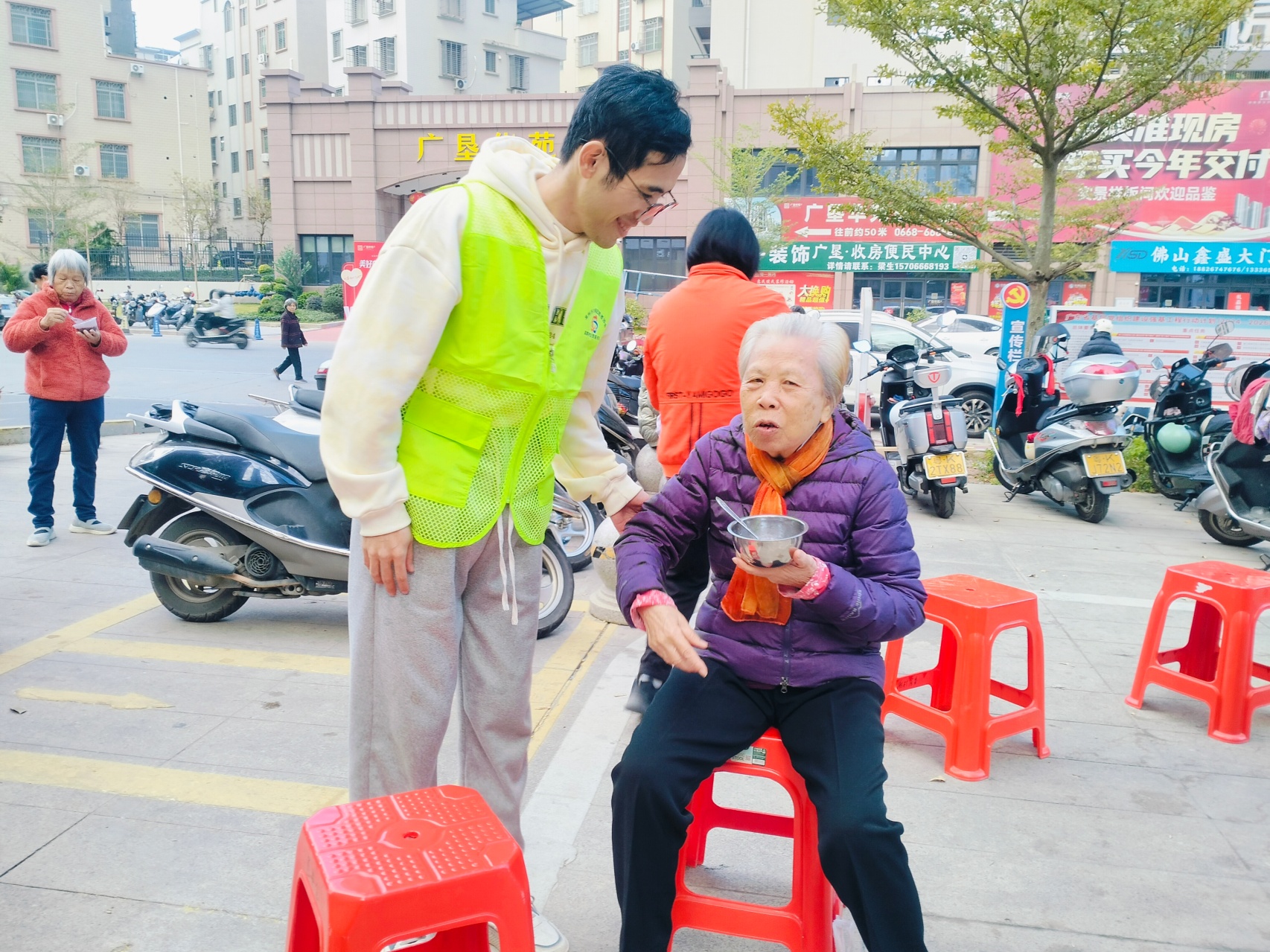 情暖腊八 粥香谢村——高州市巾帼志愿者凌晨熬粥，暖了谢村百家门-11.jpg