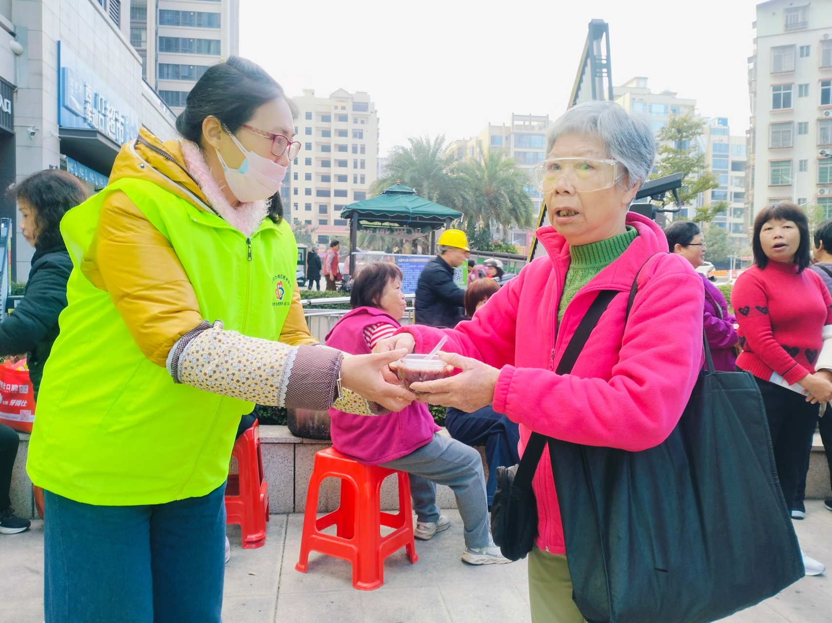 情暖腊八 粥香谢村——高州市巾帼志愿者凌晨熬粥，暖了谢村百家门-9.jpg