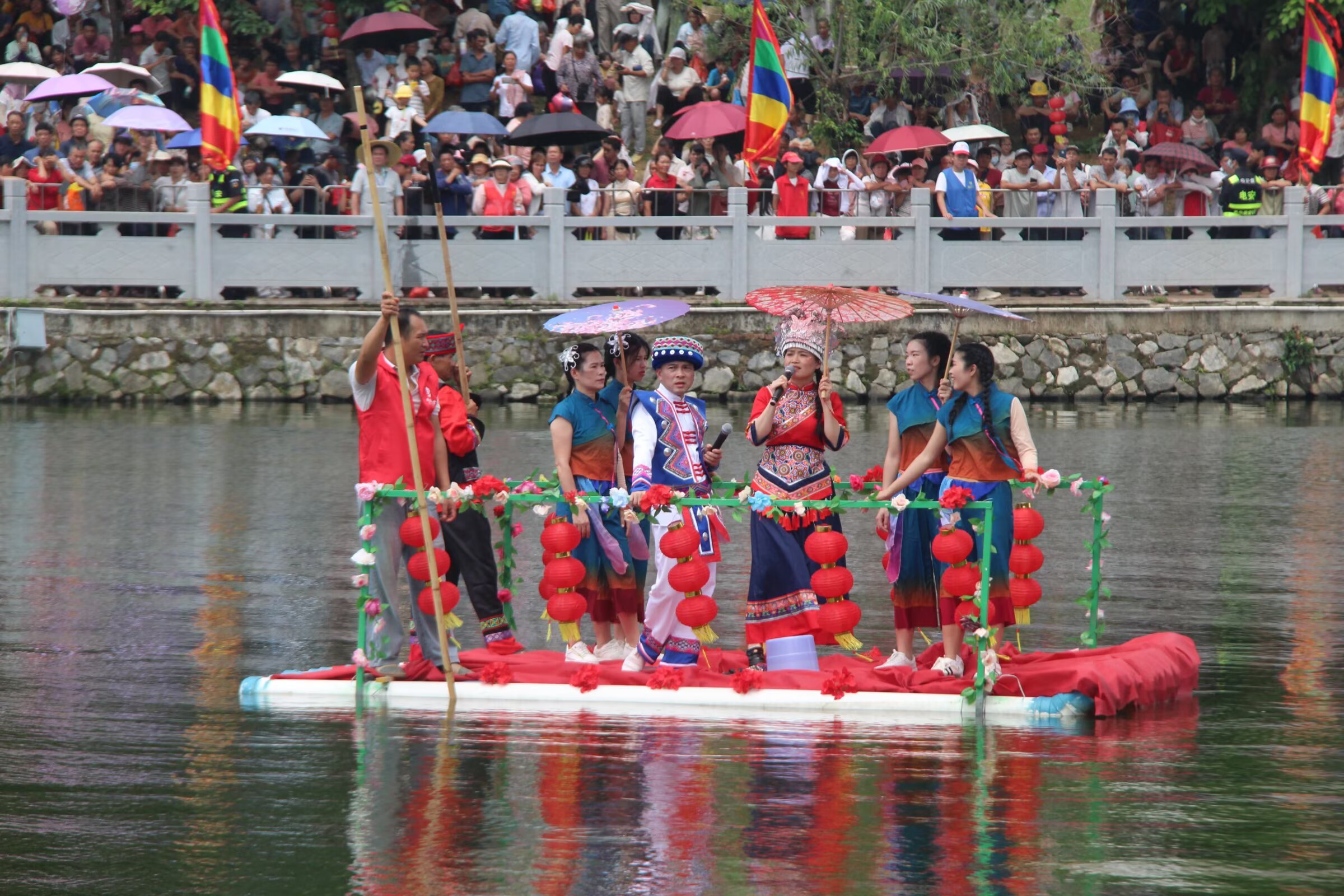 万人空巷的电白区沙琅镇第二十届“三月三”文化旅游艺术活动在新城公园隆重举行-15.jpg