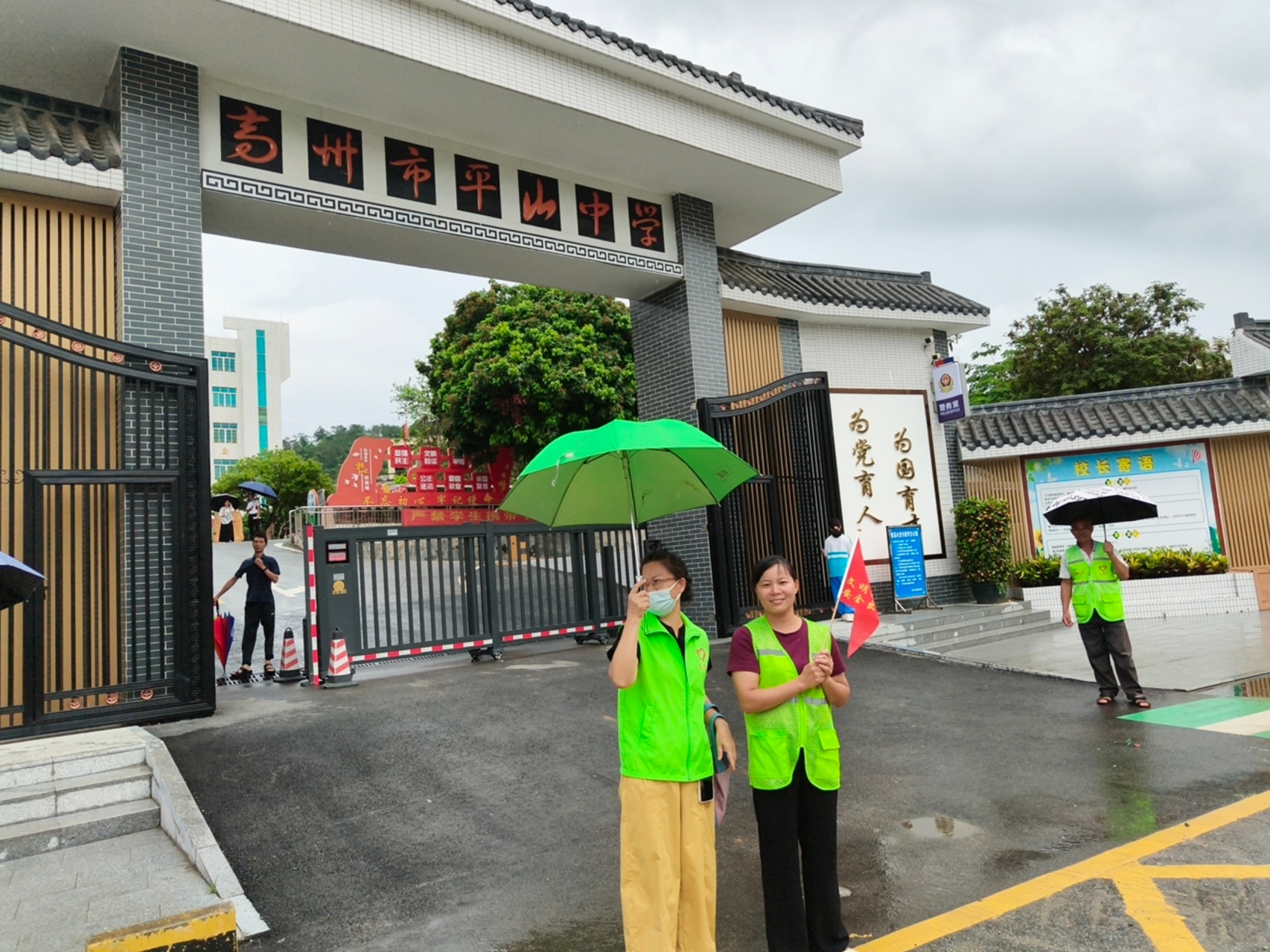 风雨护学岗，平安伴归途！平山镇巾帼志愿者开展安全护苗行动-1.jpg