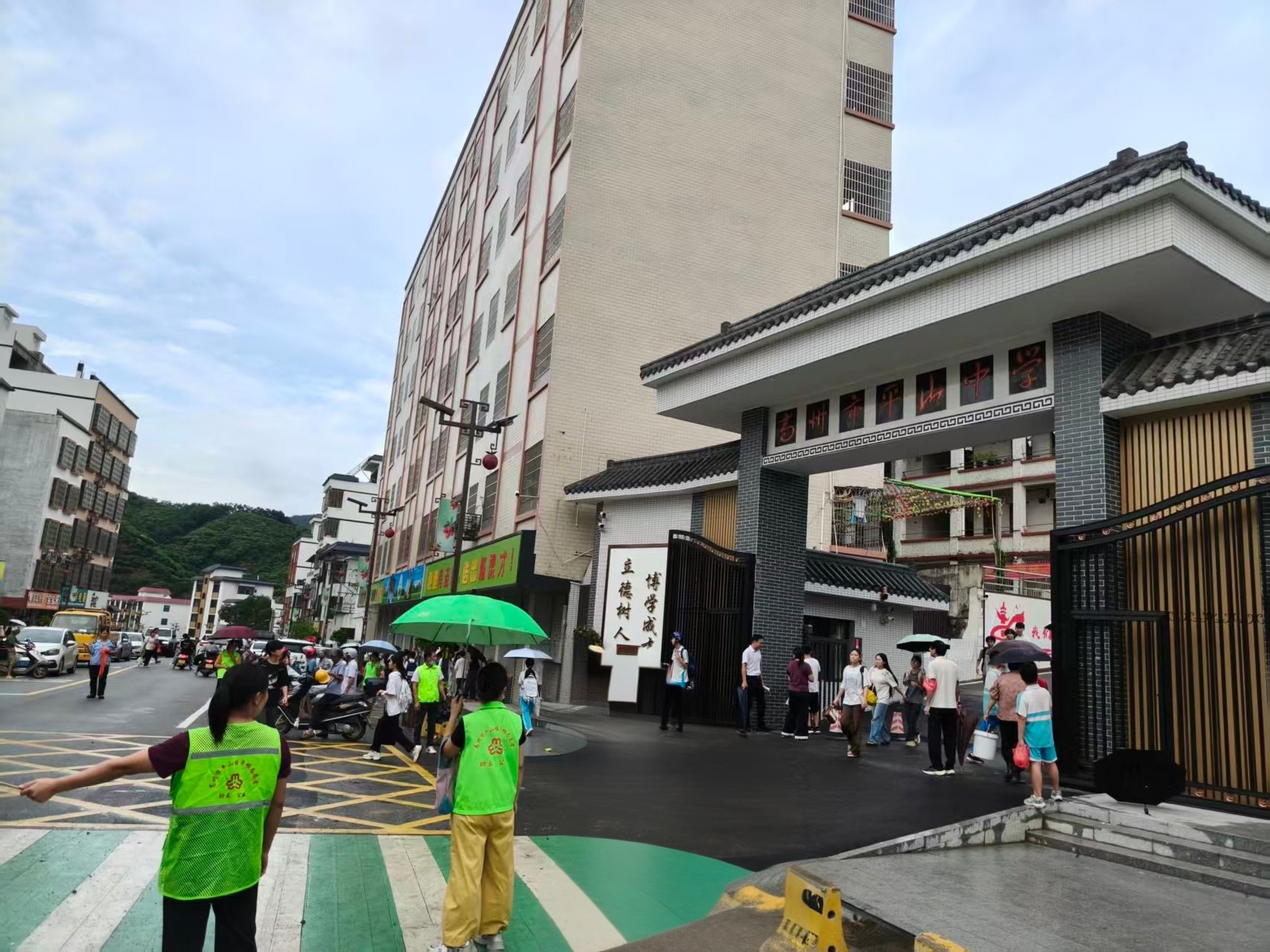 风雨护学岗，平安伴归途！平山镇巾帼志愿者开展安全护苗行动-2.jpg