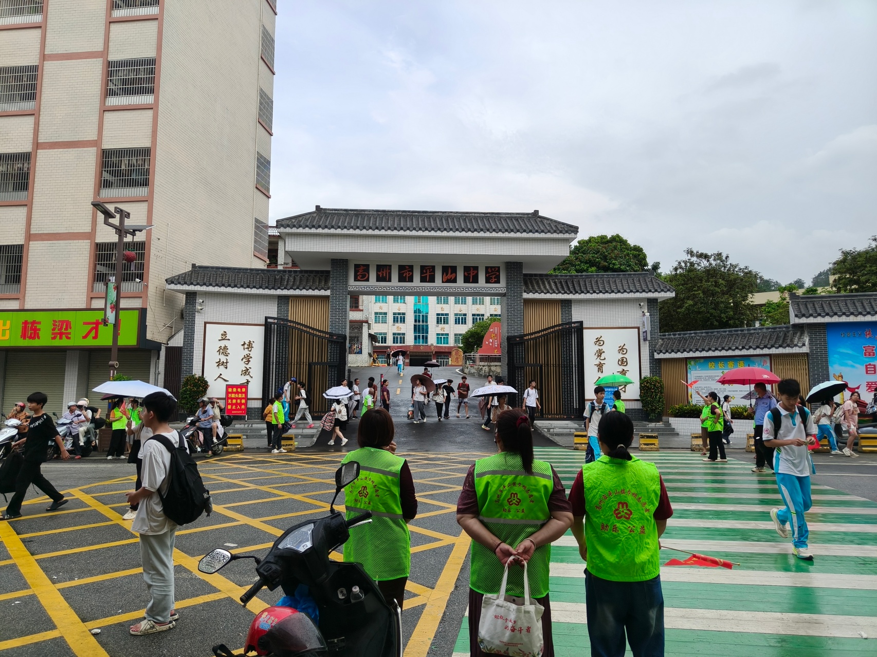 风雨护学岗，平安伴归途！平山镇巾帼志愿者开展安全护苗行动-5.jpg