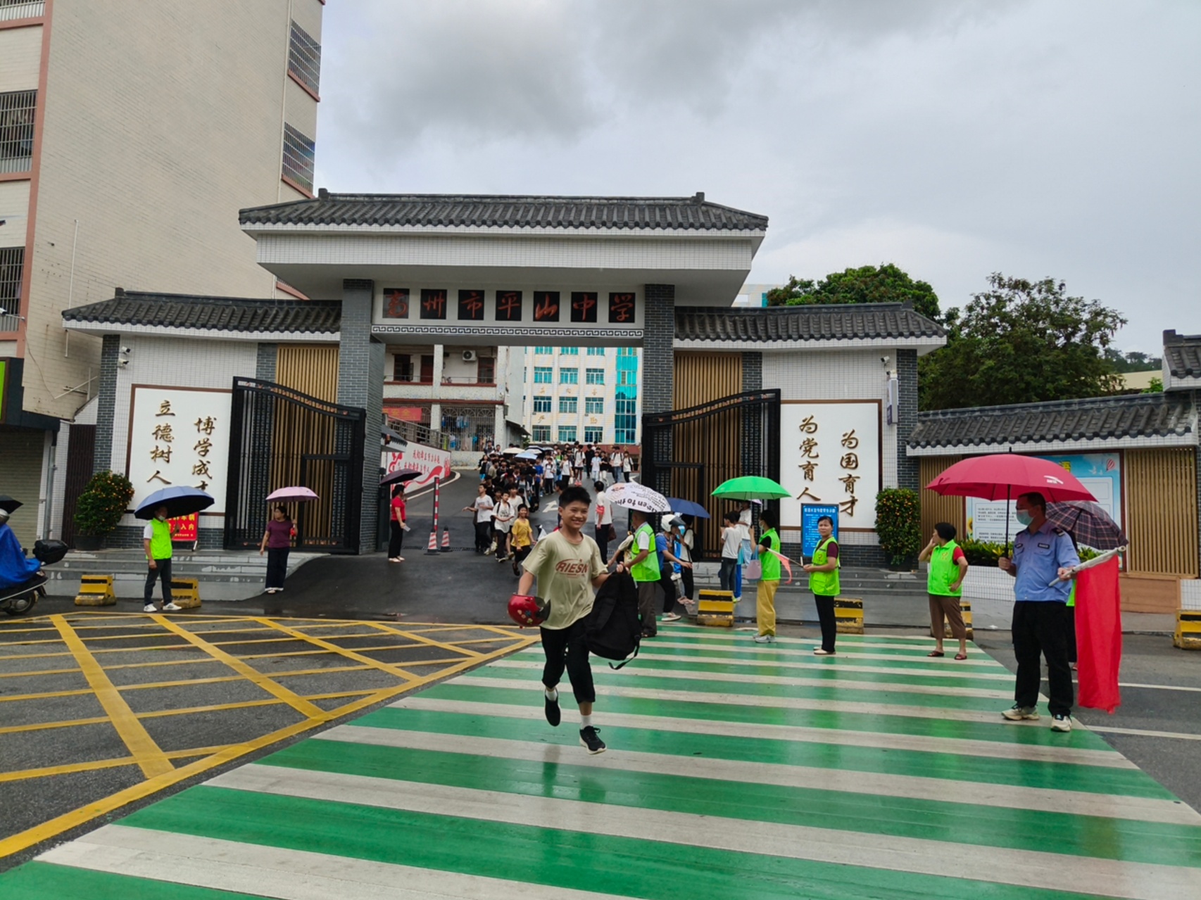 风雨护学岗，平安伴归途！平山镇巾帼志愿者开展安全护苗行动-8.jpg