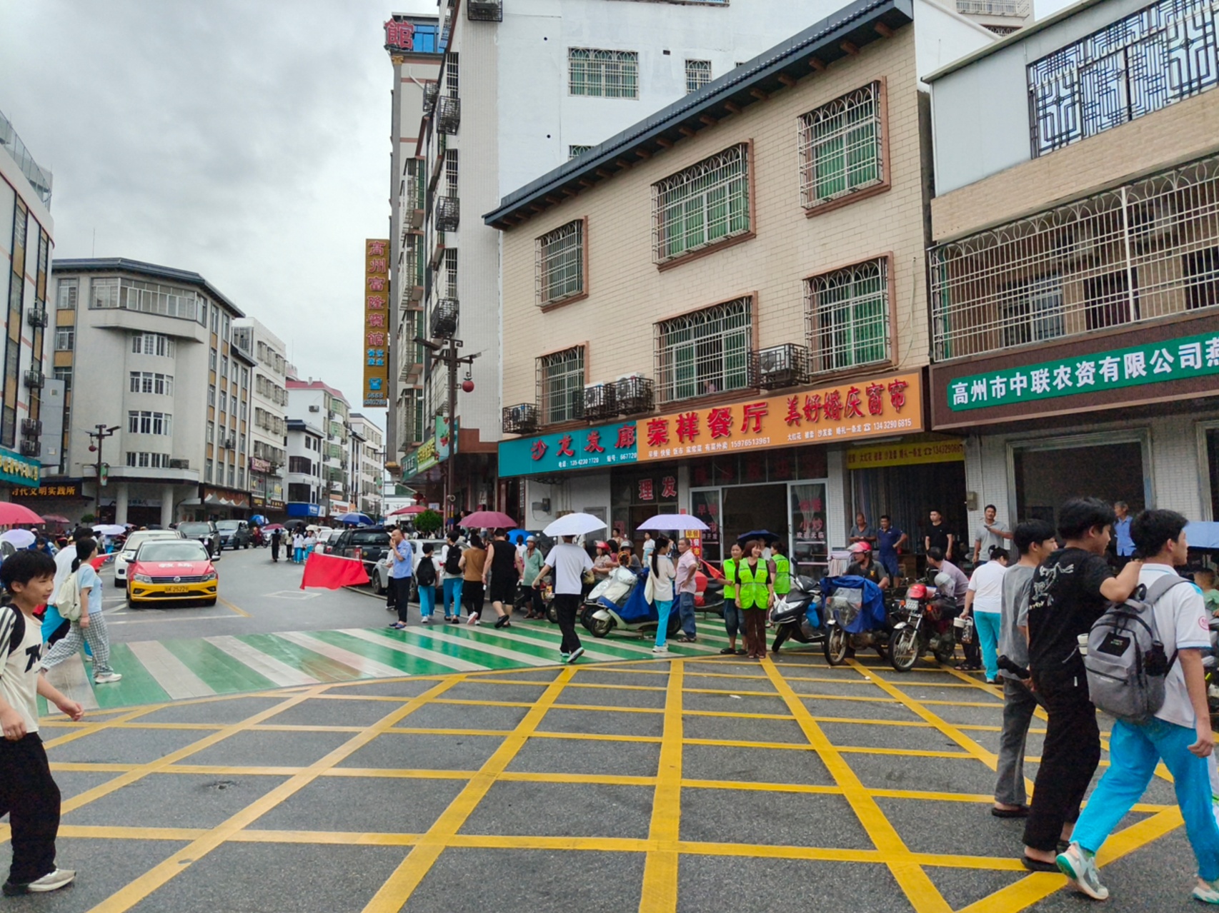 风雨护学岗，平安伴归途！平山镇巾帼志愿者开展安全护苗行动-4.jpg