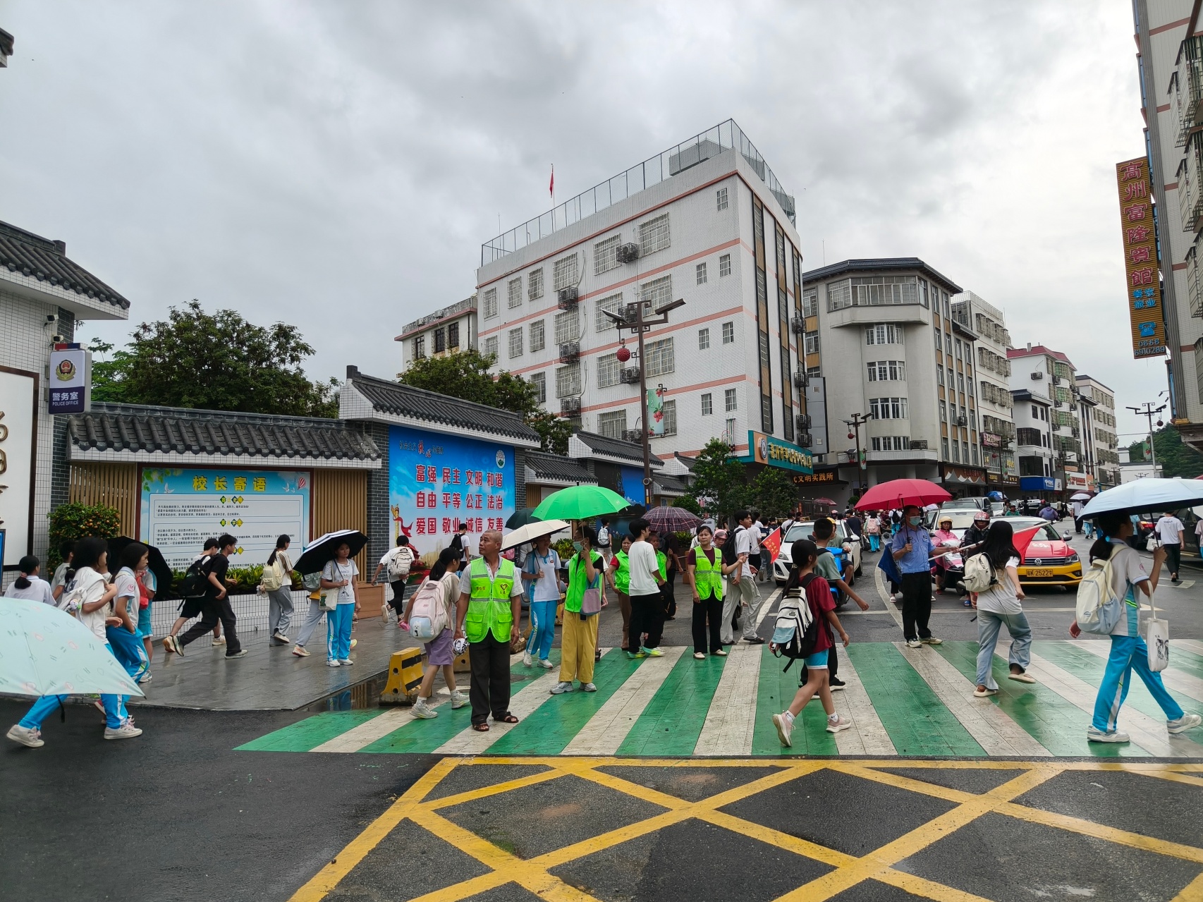 风雨护学岗，平安伴归途！平山镇巾帼志愿者开展安全护苗行动-7.jpg