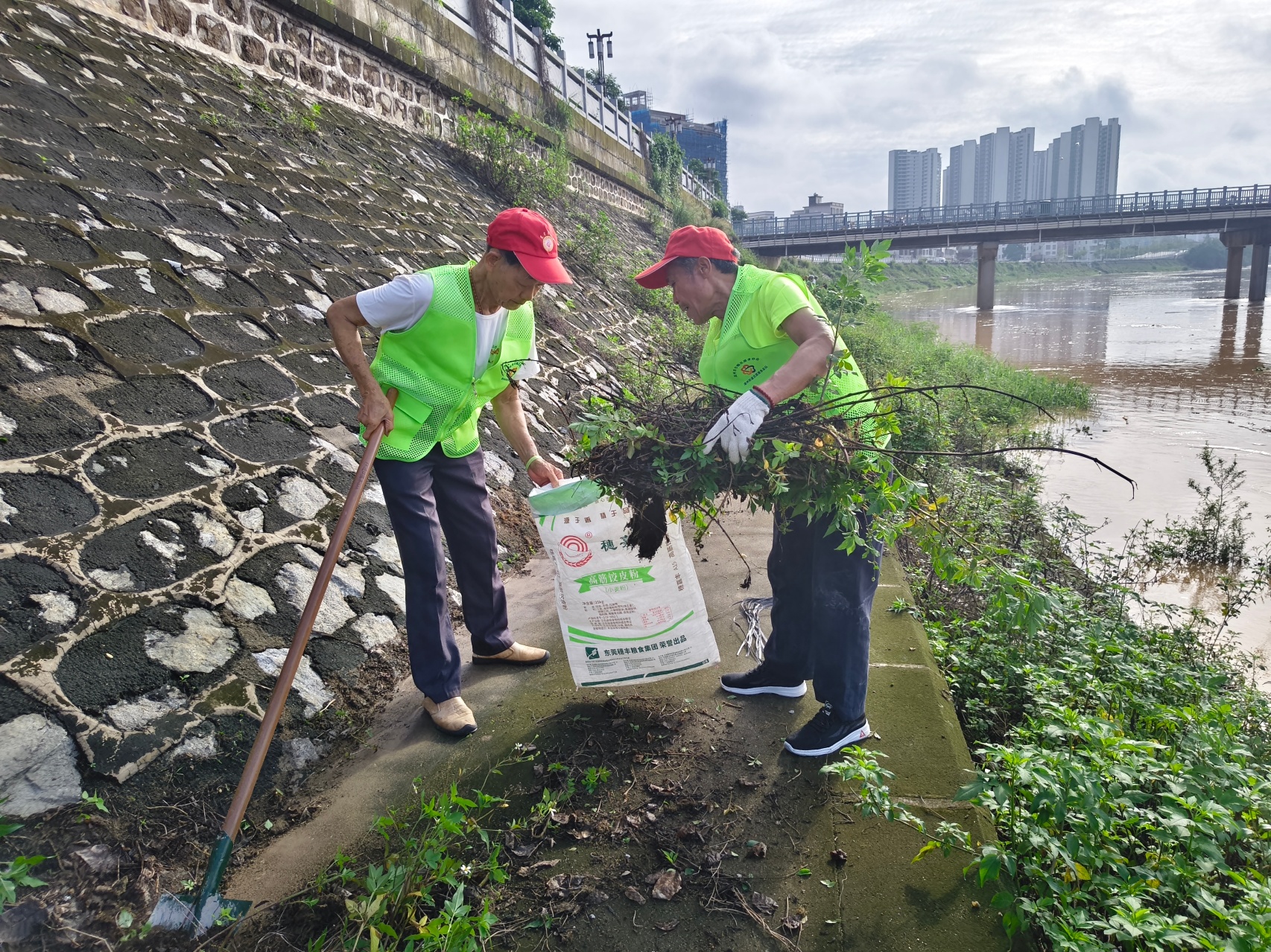 守护碧水清流，巾帼志愿在行动！高州市巾帼志愿者开展鉴江河堤清洁活动-6.jpg