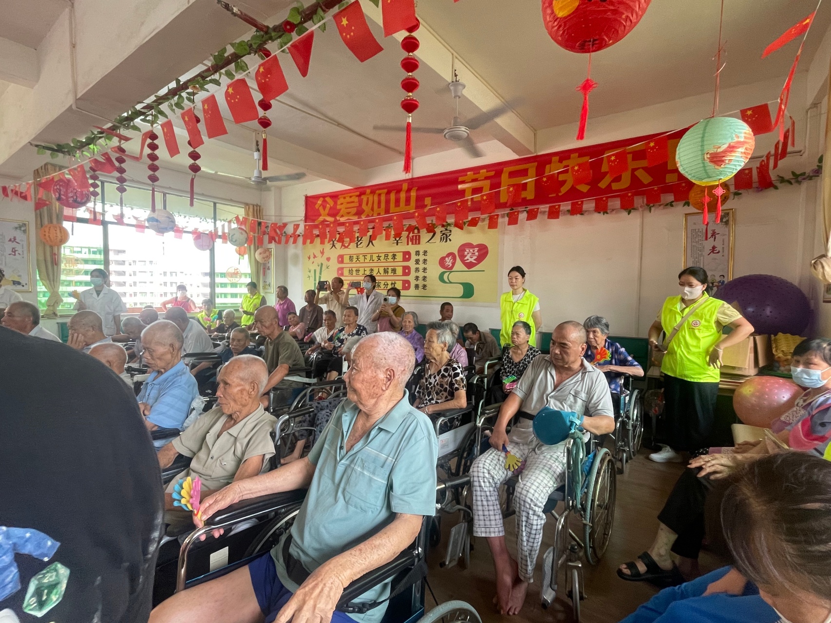 情暖父亲节，志愿敬夕阳！高州市巾帼志愿者走进为民养老院暖心陪伴长者-5.jpg