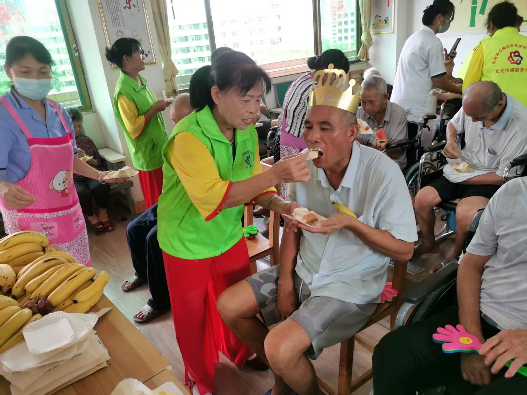 情暖父亲节，志愿敬夕阳！高州市巾帼志愿者走进为民养老院暖心陪伴长者-7.jpg