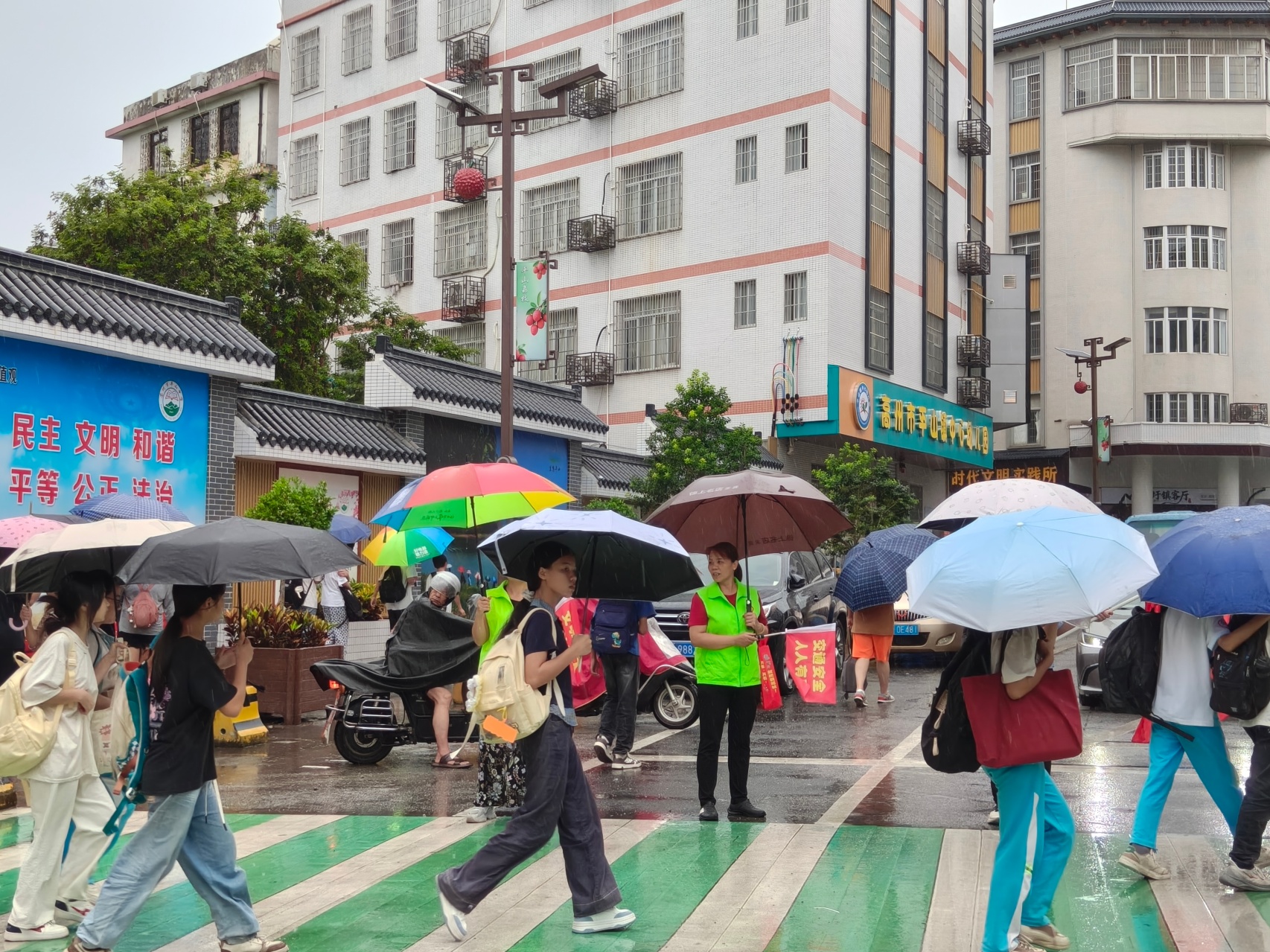 风雨坚守护学岗！平山镇巾帼志愿者雨中守护平安求学路-5.jpg