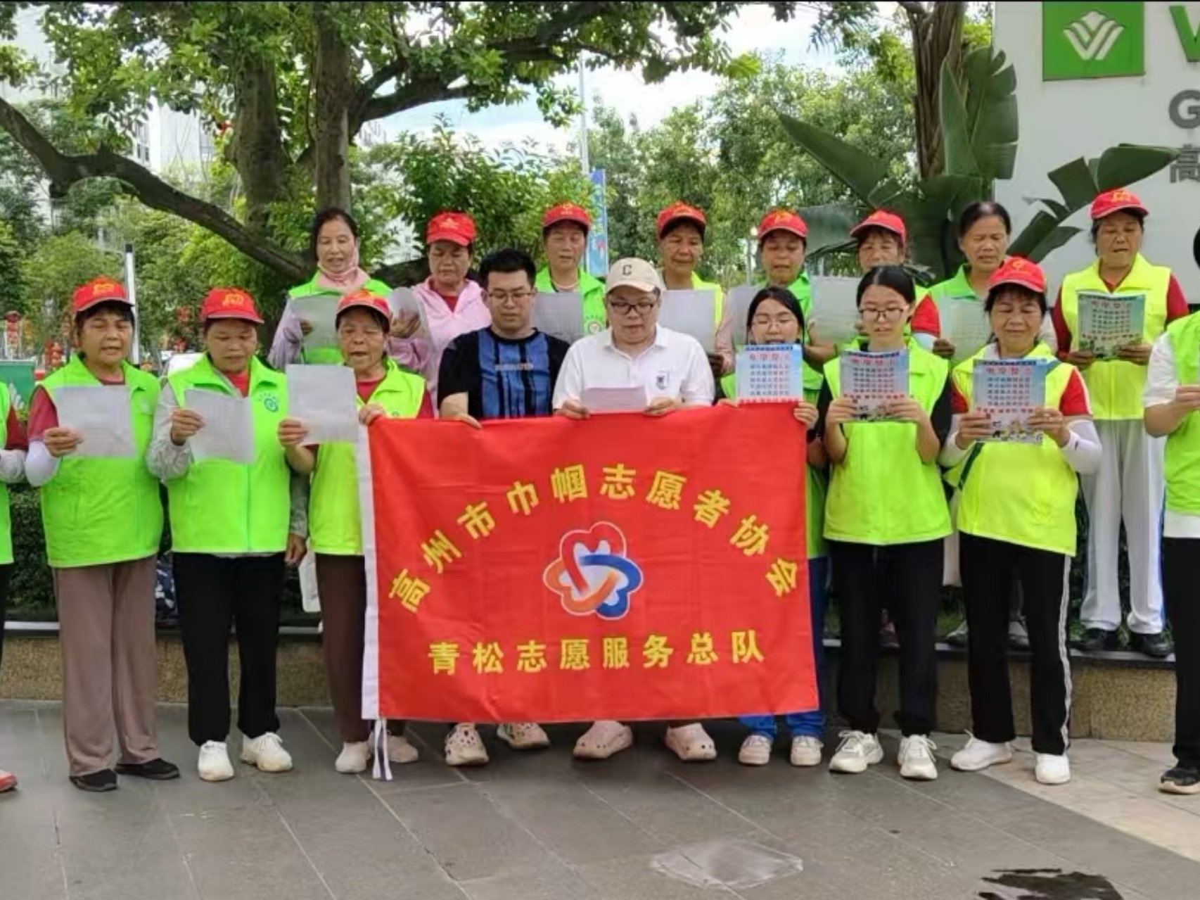 高温清整除隐患 志愿护航保平安｜南湖塘社区联合青松志愿服务总队开展爱国卫生行动-1.jpg