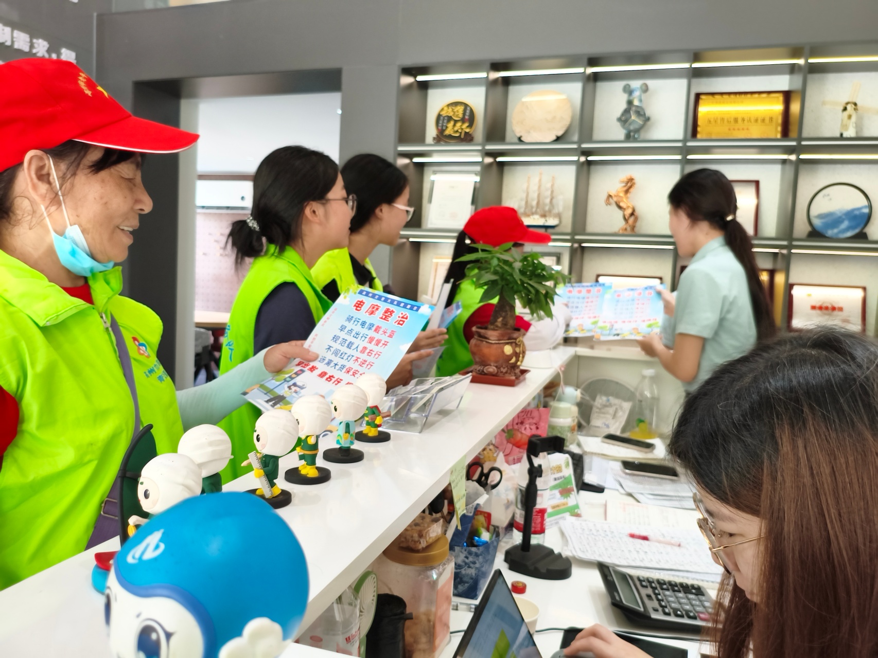 高温清整除隐患 志愿护航保平安｜南湖塘社区联合青松志愿服务总队开展爱国卫生行动-8.jpg