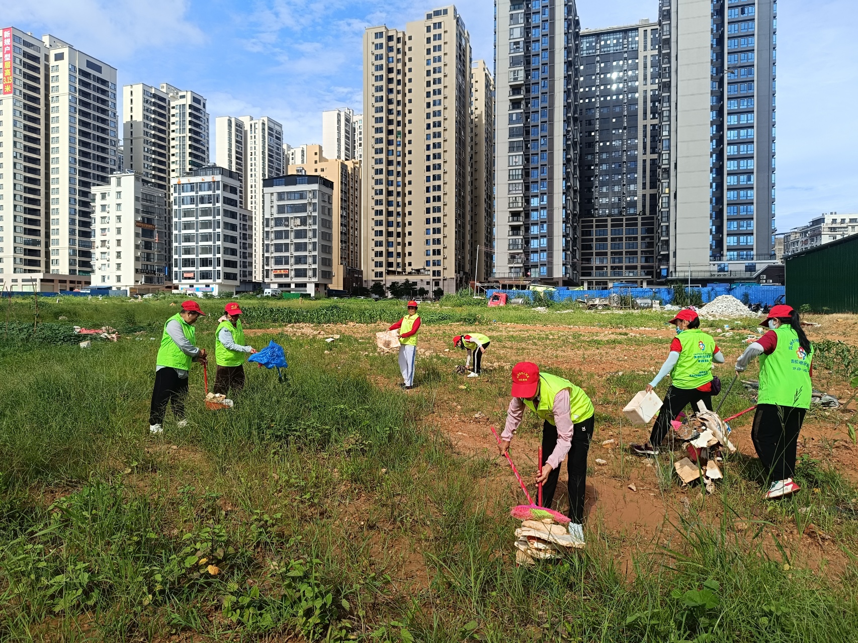 高温清整除隐患 志愿护航保平安｜南湖塘社区联合青松志愿服务总队开展爱国卫生行动-3.jpg