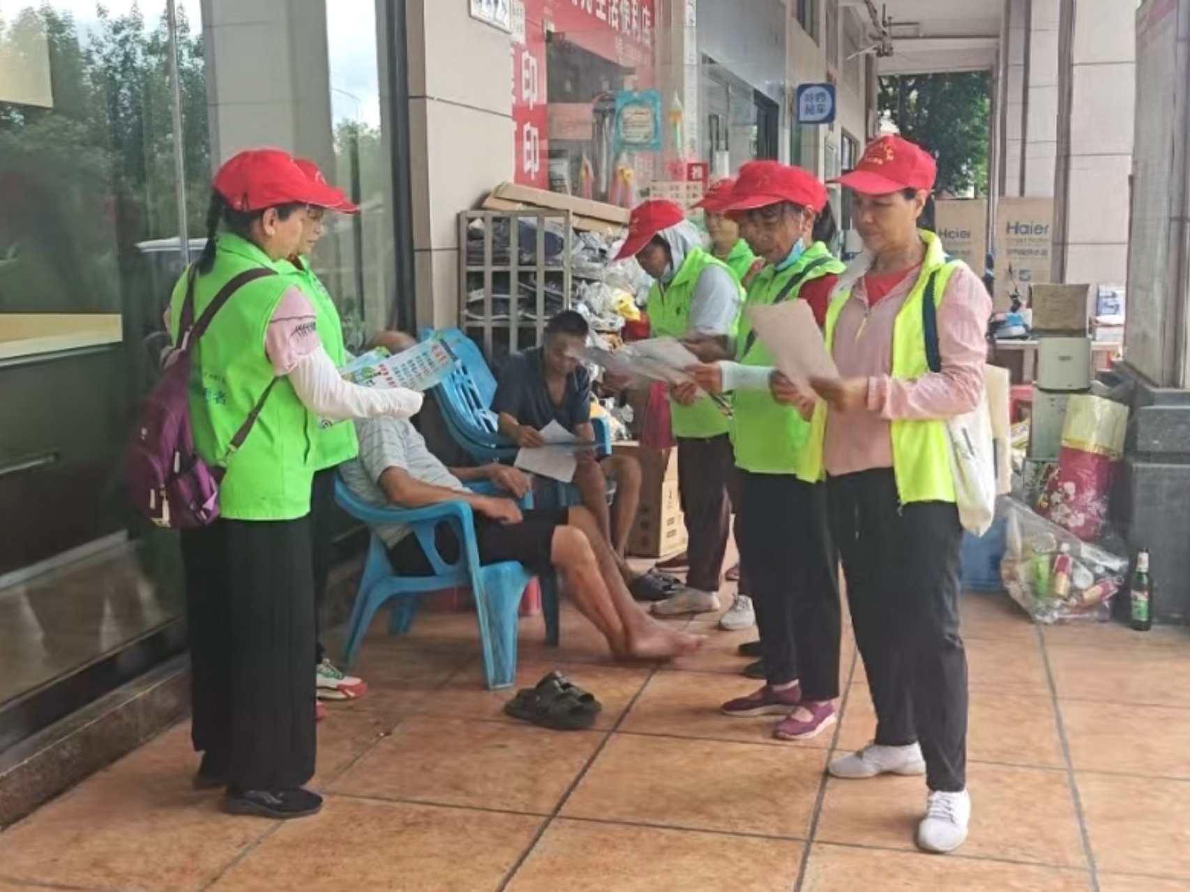 高温清整除隐患 志愿护航保平安｜南湖塘社区联合青松志愿服务总队开展爱国卫生行动-5.jpg