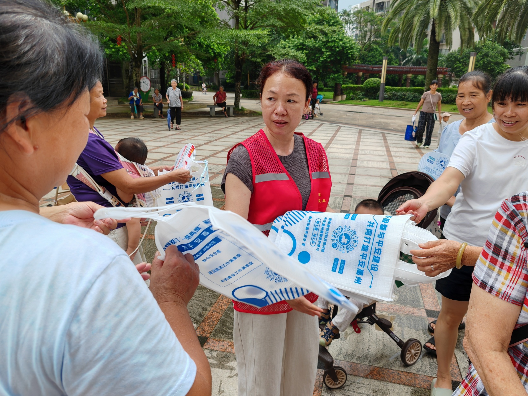 环境整治促文明 文艺宣讲润民心——潘州街道光明社区联合青松志愿服务总队开展系列志愿服务活动-12.jpg
