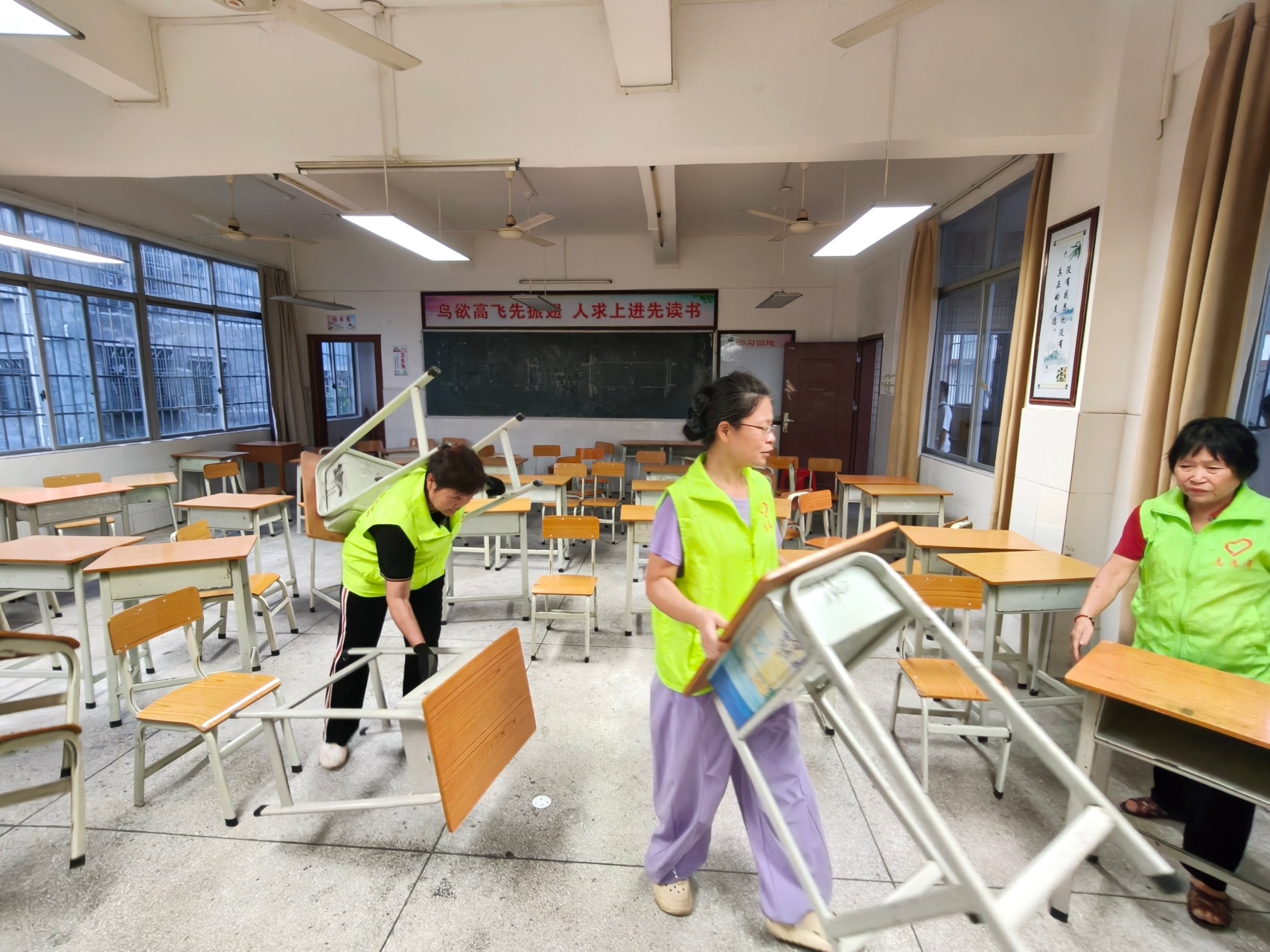 整洁校园迎新生 志愿护航启新程——平山镇巾帼志愿总队开展校园创卫志愿服务活动-10.jpg
