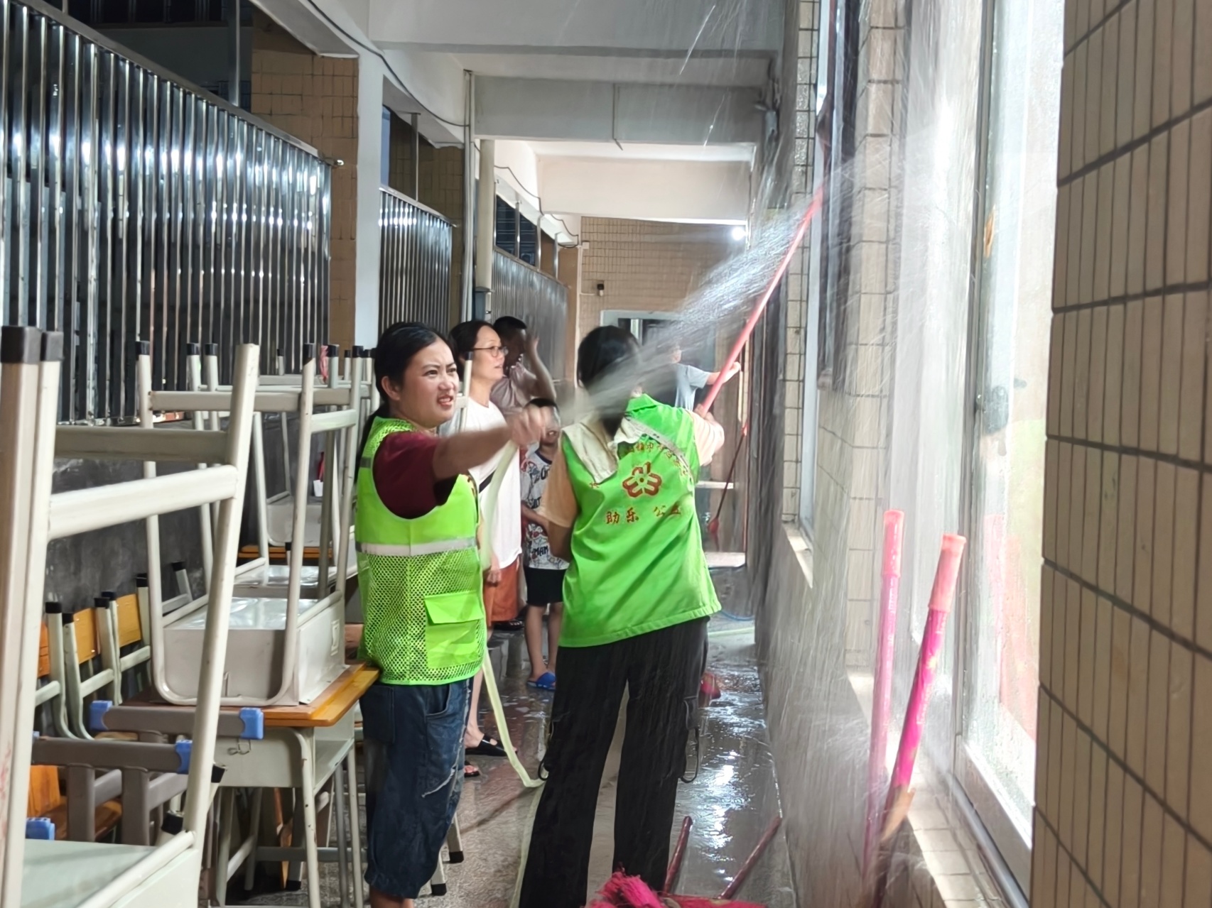 整洁校园迎新生 志愿护航启新程——平山镇巾帼志愿总队开展校园创卫志愿服务活动-3.jpg