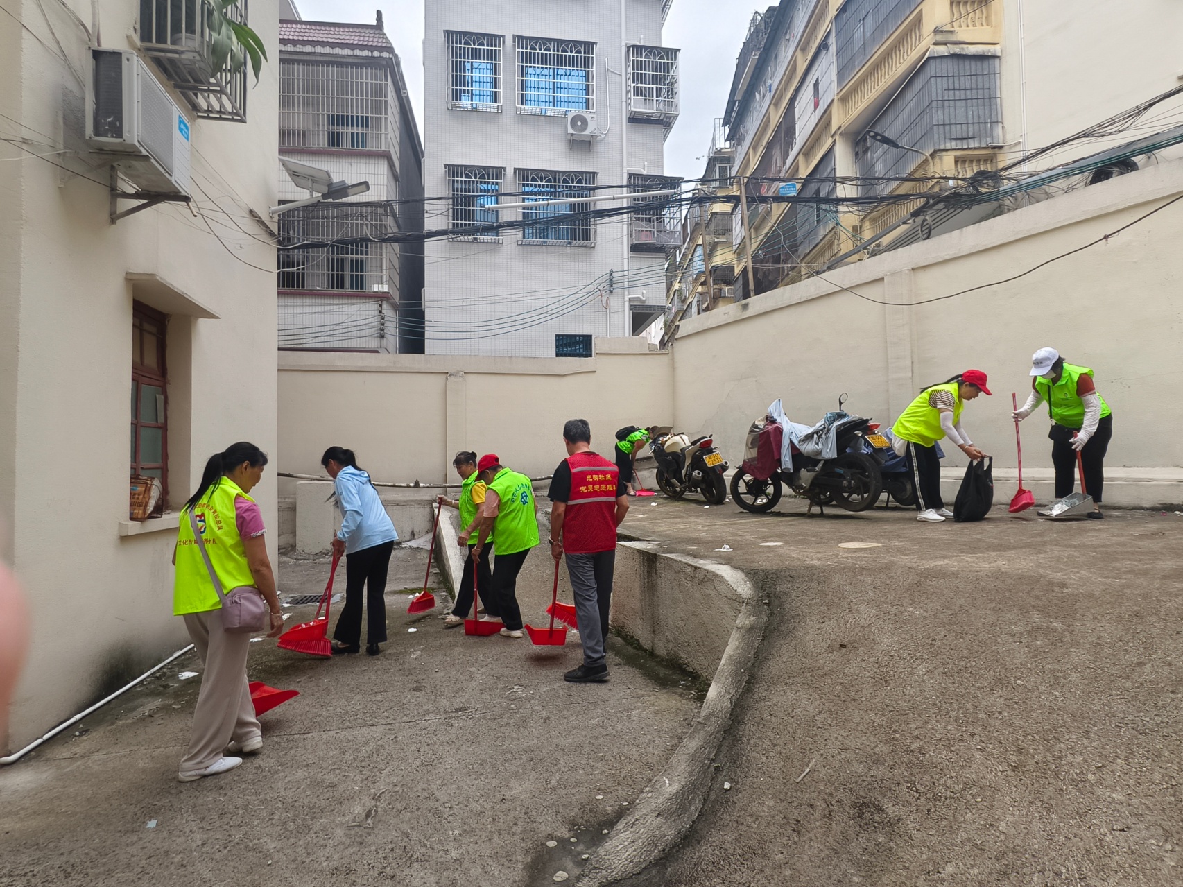 守护历史古迹 清洁美化家园——青松志愿服务总队联合光明社区开展思前井文物保护暨环境卫生整治活动-9.jpg
