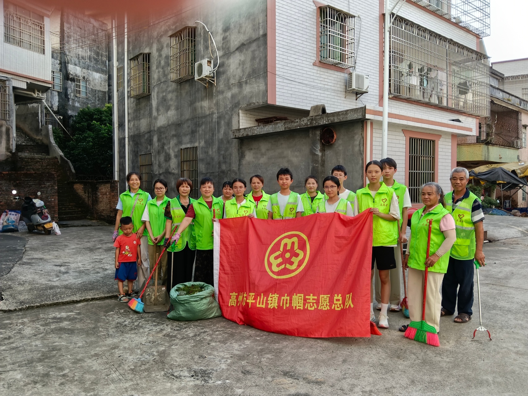 清积水除隐患 创卫护民生｜平山镇巾帼志愿队开展灭蚊创卫活动-1.jpg