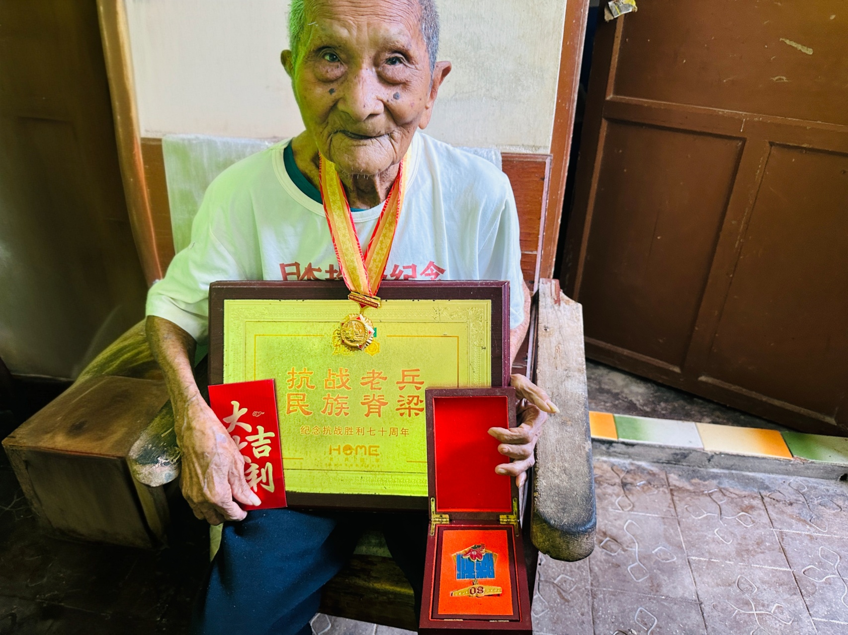 重阳致敬百岁老兵 赓续红色爱国薪火｜平山镇巾帼志愿队开展重阳暖心走访慰问活动-2.jpg