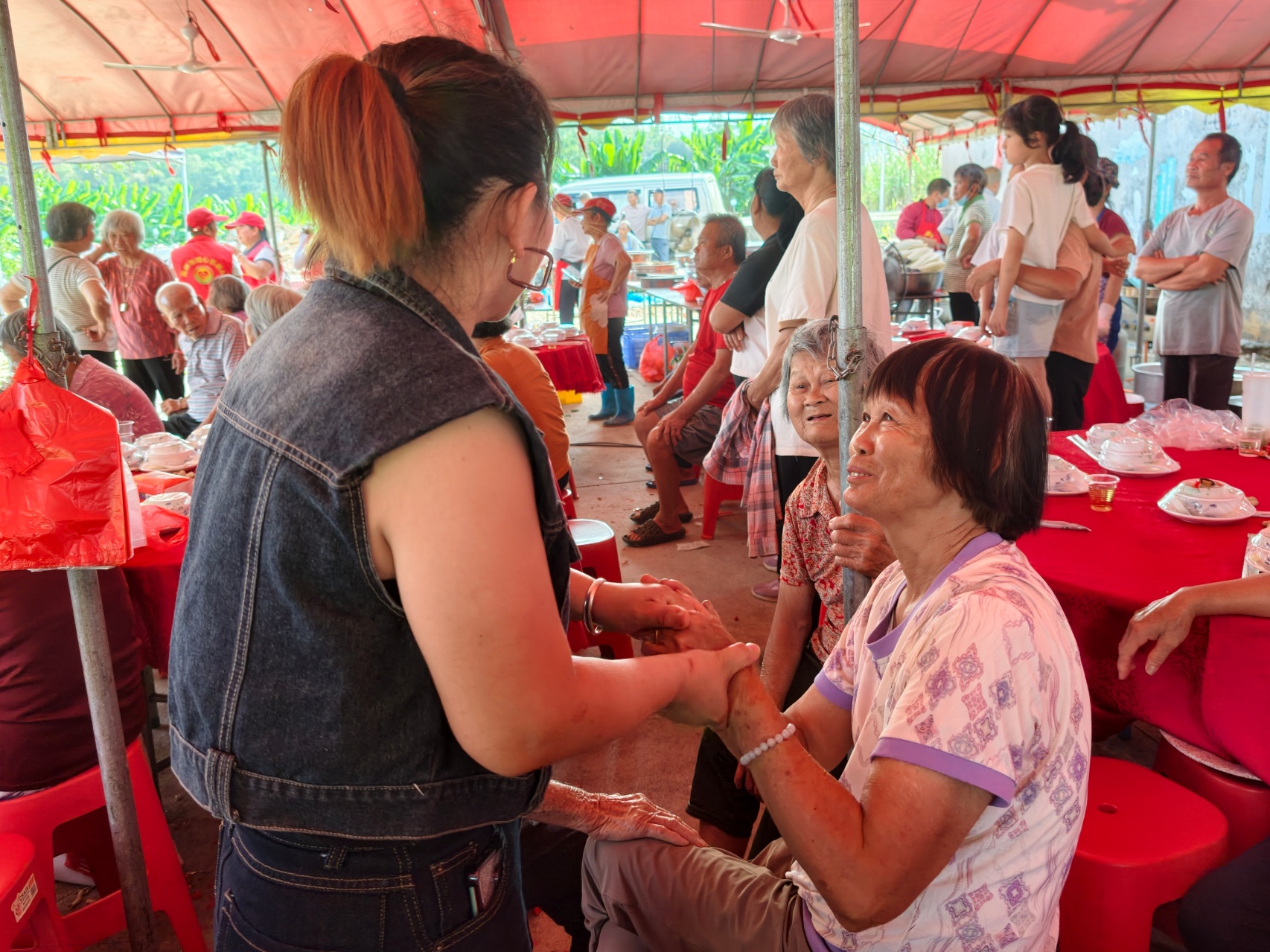 舞动重阳暖桑榆 巾帼温情润乡邻｜曹江镇巾帼志愿总队助力将军洞村重阳敬老活动-5.jpg